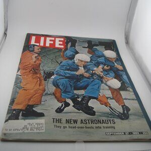 VINTAGE LIFE MAGAZINE SEPTEMBER 27 1963 THE NEW ASTRONAUTS UPSIDE DOWN TRAINING